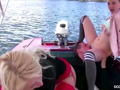 TYSK 18 år gamla TEENS Helena och PIA på 3some på Boat