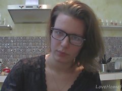 fille avec des lunettes Solo discutent dans la cuisine