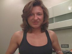 Horny dona de casa se prepara para a aventura webcam