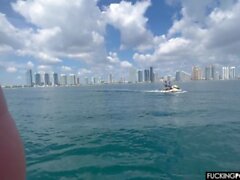 Jetski POV knulla med Wild Mackenzie Mace och Aquatic Voyeurs. Jag älskar Miami !!