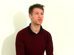 Young UK Teen Rob K Jerks su espesa polla después de la entrevista