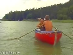 Heiße Knaben Ruder im Boot und Ficken sich am Strand