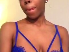 Sexy Ebony Periscope Indiaspice montrant ses seins et son cul