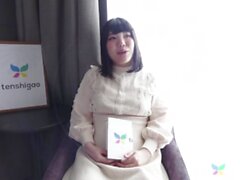 'Japonés Amateur Ryo con su sexy sujetador blanco y bragas viene a nuestra habitación de hotel para la entrevista de trabajo'