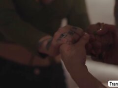 Грудастая татуированная детка трахается из Степбро Транссеянка подруга