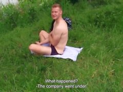 Bigstr - Hot Dude Sunbathing helt naken i sjön och en främling erbjuder honom pengar för sin kuk