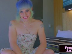 Alt femboy beauté joue son cul et jerks off