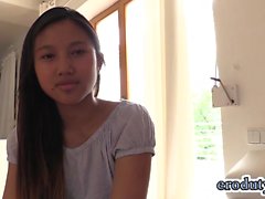 Thai teen dildon sekä orgasmin