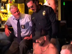Cops überfallen eine Daddy -Bar für eine Orgie - Teil 1