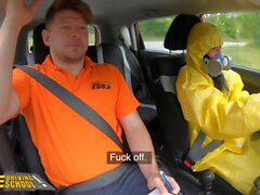 Falso Driving School di Lexi di Dona si toglie il Suit di Hazmat e penetra la istruttore di