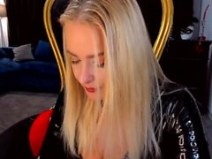 Webcam blonde à base dépouillé couvert d'huile anal se masturbate