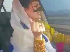 Iranilaisen seksikkäitä hijab MILF tanssii auton Ahvaz kaupungissa