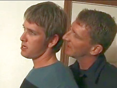 två smooching manlig poliserna sucking kuk och penetrerings snäva arsle framför Cumming