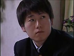 Lustfylld japansk mor kommer med en ung kuk i present orgasm med henne