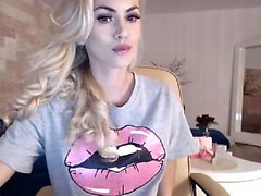 Busty blondi alusvaatteita tease in saumasukat