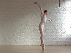 Эксгибиционистка Балерина хочет, чтобы ее наблюдали