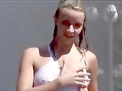 Adolescente francés atracción de húmedo sobre una fuente de agua pública