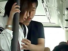 Slampig asiatisk bruden suger kuk i en offentlig buss