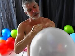 Ballon jouer avec un gay dilf excité Richard Lennox