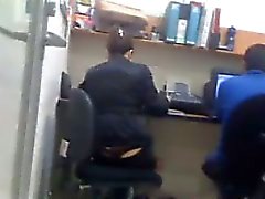 Frau im Büro With A Zapfen