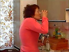 abuela masturbating con una botella de