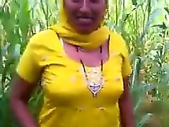 Indisk Blinkar hennes fitta in The Field