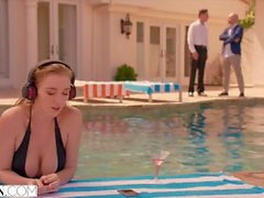 VIXEN Kendra Sunderland Trucchi con il suo capo