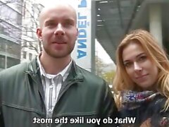 Flirttaileva tyttö ja mies suostuvat hyppäämään nelinpeli - Sunporno