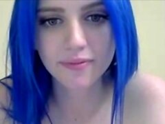 Mavi saçlı kız losyonları buz ve yapay penis ile oynuyor