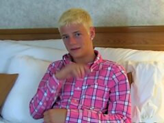 Ung blond twink kyle richerds onanerar efter intervju