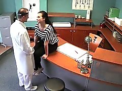 Doctor que folla a enfermo en la recepción en un hospital falsos
