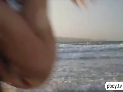 Three compagni di giochi vanno nudi il kitesurf