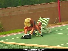 Sportlichen Blondine Mom Fickt Jungen Tennis-Junge