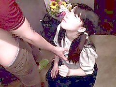 Japan tonårsbrud på schoolgirl enhetligt tittyfucked på hallway