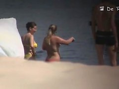 Atraente garota nua no exterior, à beira-mar pública capturada em