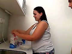 Sexe hardcore avec Voluptueuses en la cuisine