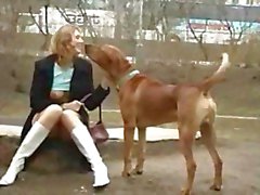 Masturbates Blonde alto em parque público de