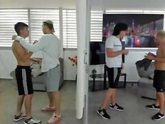 Удивительная секс-сцена горячей гей-группы на складе