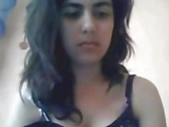 menina árabe quente mostrar seu corpo incrível e jogar na cam