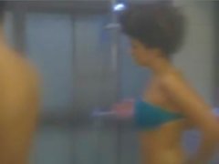 Valo Vilag Reality TV - Fanni masturbiert Dennis in der Dusche