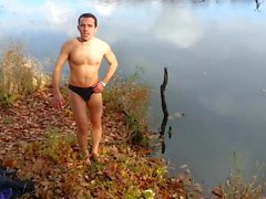 Casado gostosao tomando banho pelado pas lago