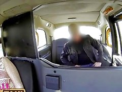 FemaleFakeTaxi El propietario de la cabina hace sexo anal