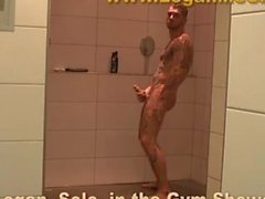 Logan McCree solos Jerkoff del Gimnasio en duchas