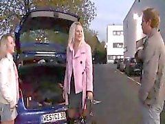 Zwei deutschen Jugendliche sind auf dem Parkplatz in der Öffentlichkeit essen Hahn
