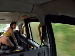 Abgehangene Taxis Ava Austens reitet auf einem der großen schwarzen Dildo