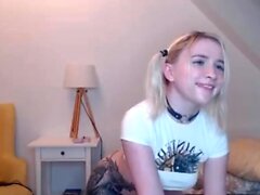 Kleiner Titted Babe Spielzeug ihre Muschi auf der Webcam