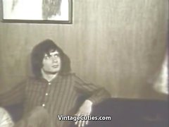 Blond tjej som hypnotiseras i att ha sex (1960-talet vintage)
