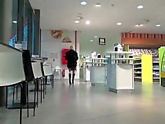 Angel Pisse Brandina nella les toilettes des hommes RDV versate a camme uro en direct sur di Mo