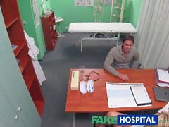 FakeHospital Медсестра помогает конный получить раскрытие