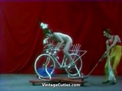 Belle fille monte un Sex - bicyclette